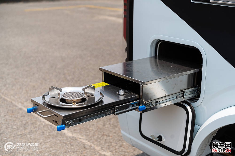 实拍卫航房车“黑豹”，带给你不一样的豪华美式大旅居！_9