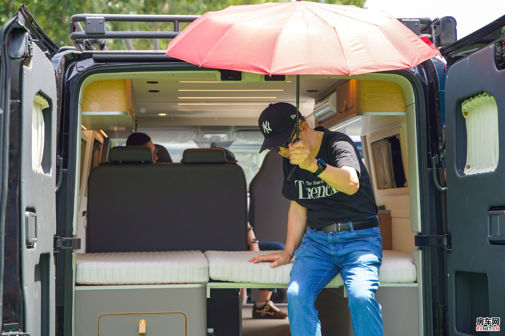 观众体验房车上床垫的舒适度。