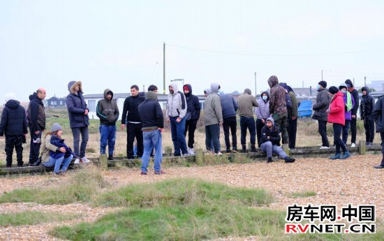 房车网 2021年11月24日,移民在抵达英国邓杰内斯角海岸后等待。新华社发(史蒂夫·芬恩摄)