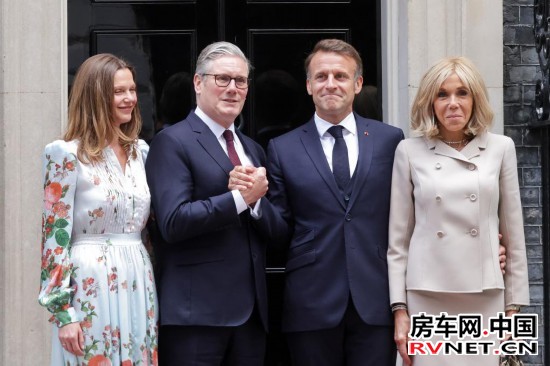 房车网 7月9日,英国首相斯塔默(左二)和夫人(左一)在英国伦敦唐宁街10号首相府前迎接法国总统马克龙(右二)和夫人。新华社发