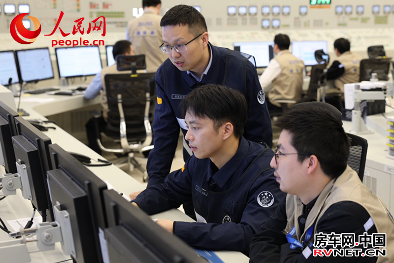 1月4日，工作人员在总调度室实时监控漳州核电机组运行情况。人民网 苏海森摄