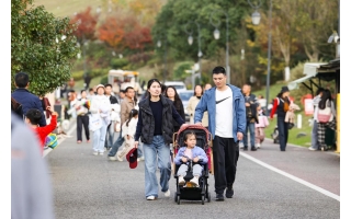图集 冬日暖阳 贵州省贵阳市贵安新区月亮湖公园里游客多