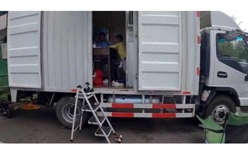 湖南一大爷把货车改成房车，带着孙子环游中国，交警：速回并整改
