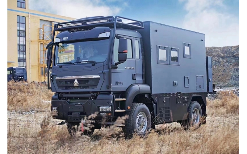 中国重汽集团研发的四驱重卡越野房车——新重汽曼恩无疆-旗舰款越野重卡房车