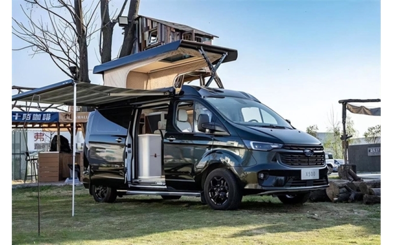 基于福特全新途睿欧V362底盘打造的瑞弗X500升顶房车旅居兼具商务出行