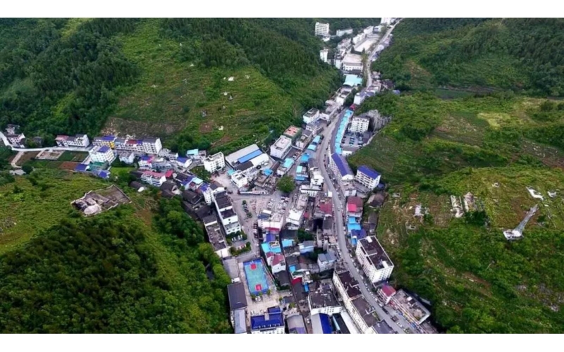 湖北省恩施市公安局三岔镇派出所燕子坝驻村民警黄浩“修”房车