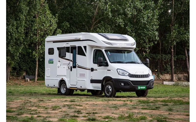 小额头房车竟内藏3张床铺，满足6人出行！实拍新星房车T600风尚版