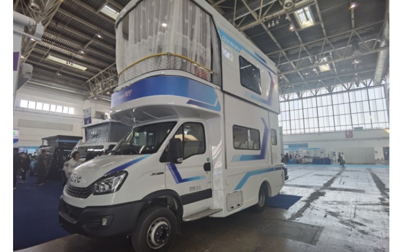 凭借依维柯欧胜6.5吨底盘，这款“双层”房车成为市场新宠