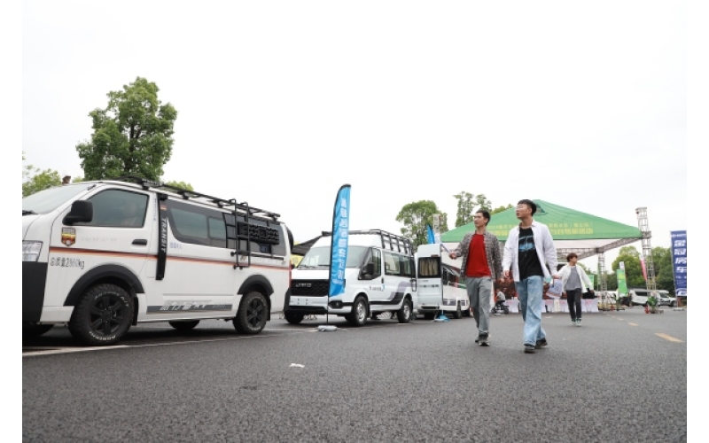 重庆房车露营展启幕 到璧山感受户外新生活