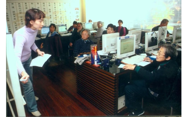 426个老人拼死守护！这个快倒闭的网站，装着这群老人最后尊严