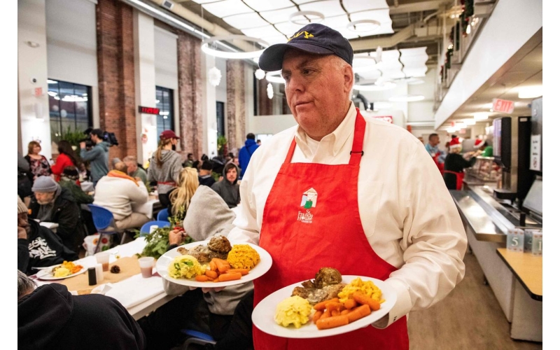 （外代一线）美国波士顿：为无家可归者提供节日餐食