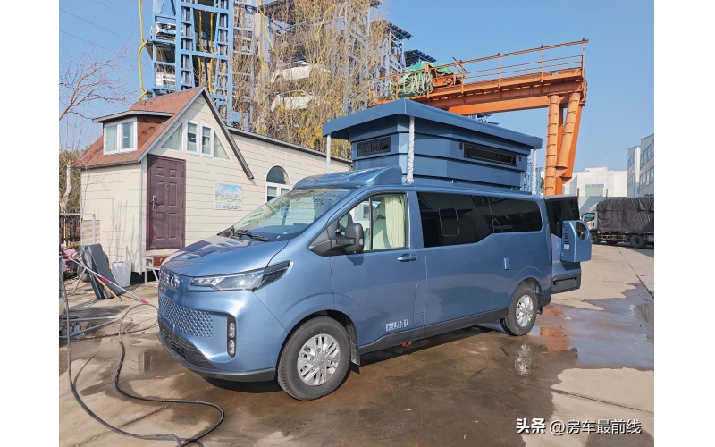 粉丝定制版国内最小房车，洗衣机+黑科技硬升顶，上班旅游都能开