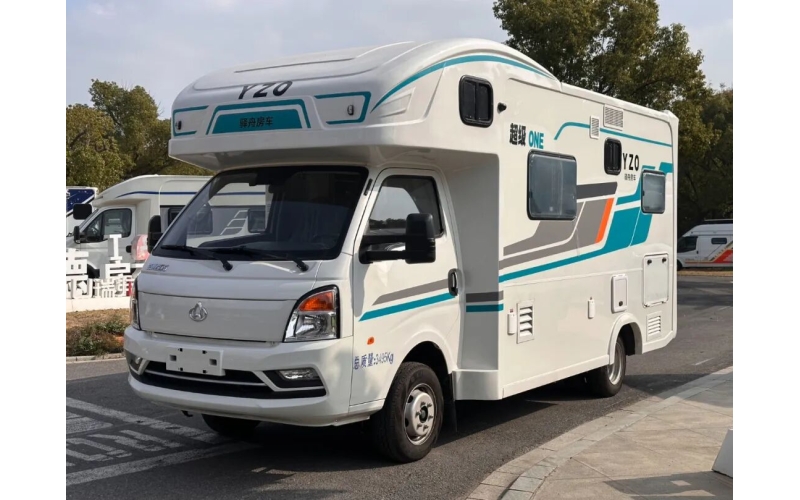 驿舟D5凭借长安跨越者D5新能源底盘与增程式混合动力系统的创新组合，成为2025年备受瞩目的明星车型