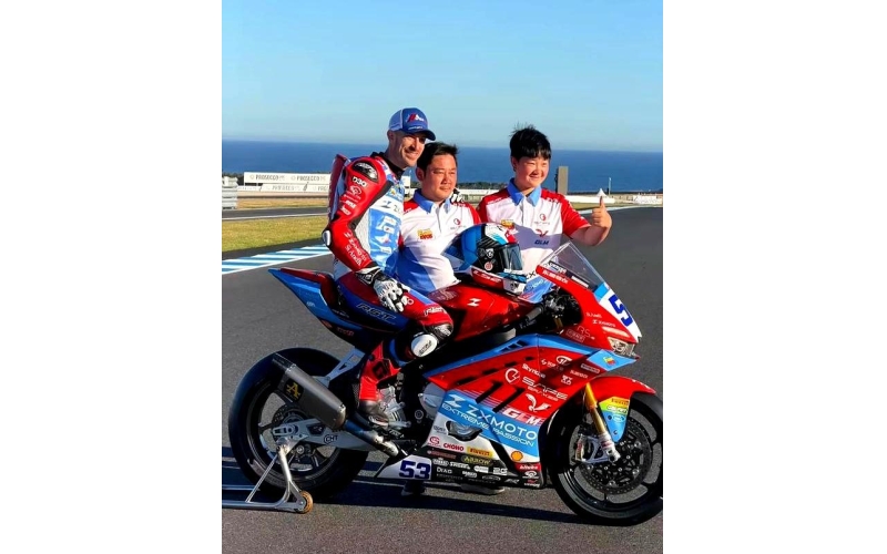 张雪机车二连冠 网友：堪比国足世界杯夺冠